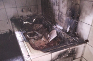 Casa abandonada � atingida por inc�ndio em Gaspar: isqueiro e fia��o de cobre estavam dentro de banheira