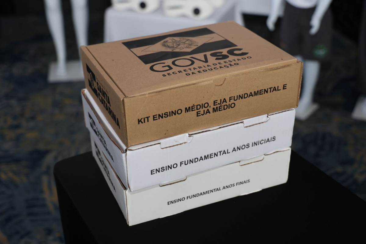 Alunos da rede estadual de SC v�o receber kits com materiais para o ano letivo de 2026
