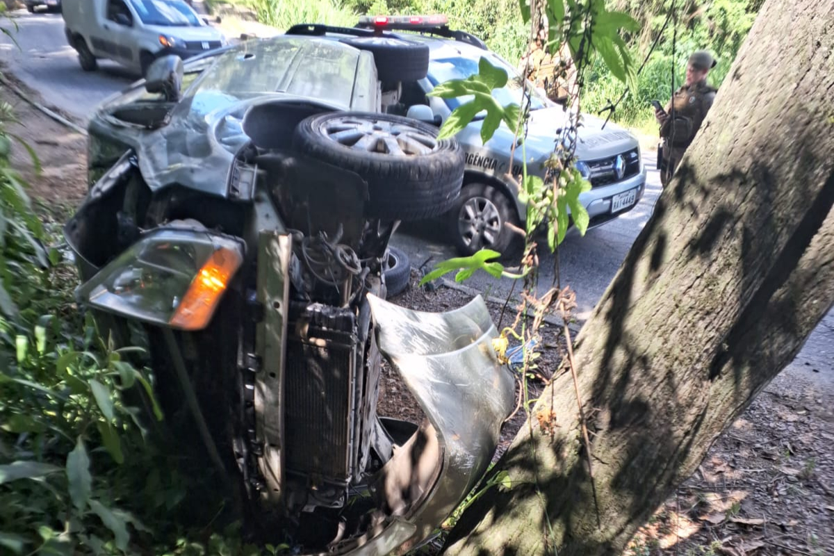 Motorista � hospitalizada ap�s capotar carro em Brusque