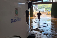 Gaspar ajuda na recupera��o de Luiz Alves enviando caminh�o-pipa para lavar as estradas