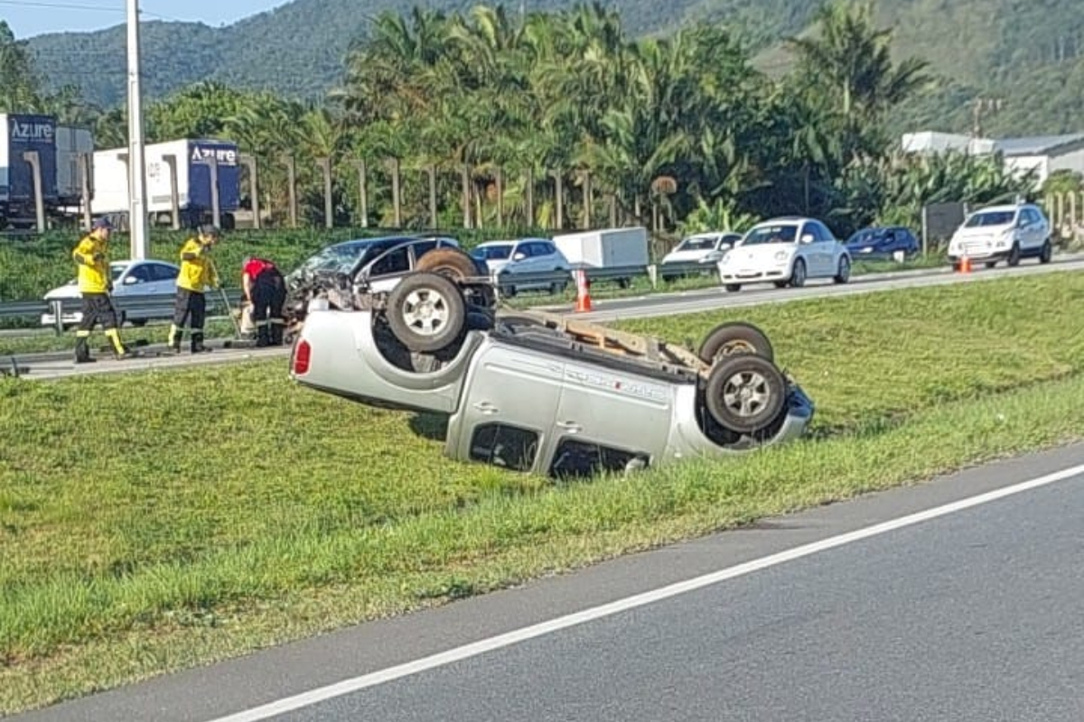 Colis�o seguida de capotamento deixa jovens feridas na BR-470, em Gaspar