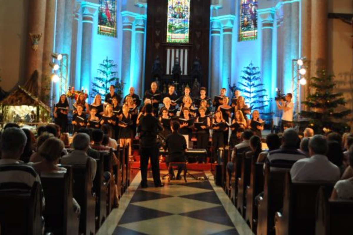 Coro Santa Cec�lia realiza Concerto de Natal na Igreja Matriz de Gaspar nesta segunda