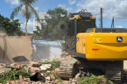 Im�vel em �rea de risco � demolido pela prefeitura de Gaspar: ele estava desocupado h� dois anos
