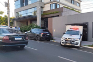 Homem invade apartamento, leva tiro de morador e morre ao se jogar do prédio em Chapecó