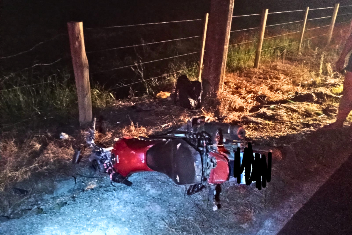 Motociclista fica ferido ap�s colidir em cerca de arame farpado em Ilhota