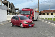 Homem fica ferido em acidente entre carro e moto no Centro de Ilhota