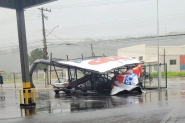 Temporal da v�spera de Natal causa destelhamentos, alagamentos e quedas de poste, placa e �rvores em Gaspar