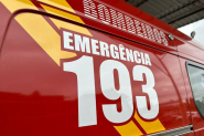 Motorista bate carro contra placa de sinalização e barreira de concreto na BR-470, em Gaspar