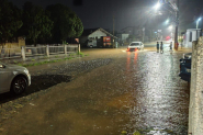 Chuva causa alagamentos em diversas ruas de Gaspar no pen�ltimo dia do ano
