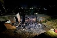 Homem provoca explosão com botijão de gás e incendeia casa com a família dentro em Blumenau