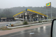 For�a do vento derruba estrutura posto de combust�veis em Gaspar