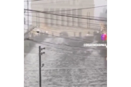 Gaspar registra 80mm de chuva em 15 minutos e escadaria da igreja matriz vira 'cachoeira'