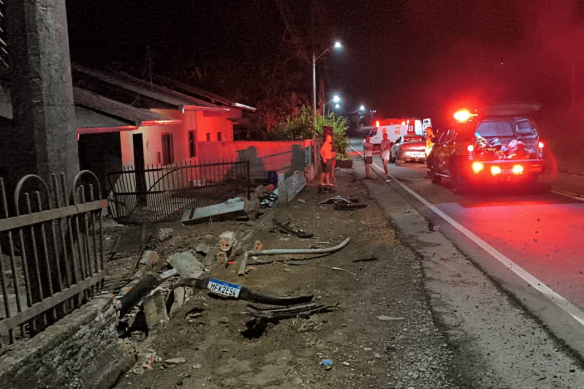 Dois homens ficam feridos após carro colidir contra poste e destruir muro em Rodeio