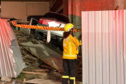 Carro na contram�o bate em tapume, para em monte de entulhos e colide contra parede em Gaspar 