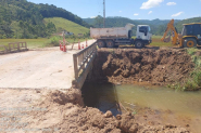 Em 10 dias, prefeitura de Gaspar conclui recupera��o de ponte danificada pelas chuvas no Arraial do Ouro