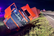 Motorista sai ileso após carreta tombar na BR-470, em Ilhota