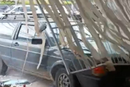 Motorista bate com o carro várias vezes contra o próprio estabelecimento após briga familiar em Blumenau