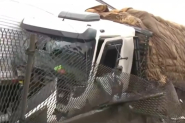 Caminhão com quase 20 toneladas de melancias é esmagado por carreta após motorista cochilar na BR-101, em SC