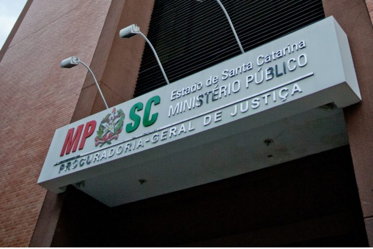Padre é denunciado por importunação sexual contra dois trabalhadores no Vale do Itajaí