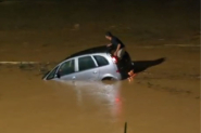 Carro cai no rio em Brusque; motorista pula na �gua e nada para se salvar