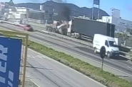 V�deo mostra Kombi e carro sendo prensados por caminh�o na BR em Itaja�: pai, m�e e av� morrem e menino fica gravemente ferido
