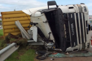Menos de 24h ap�s acidente que matou tr�s pessoas, carro e caminh�o colidem no mesmo local na BR, em Itaja�