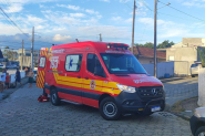 Tr�s pessoas s�o hospitalizadas ap�s crian�a descer rua de bicicleta e atingir motociclista em Gaspar