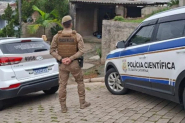 Homem invade casa da ex e esfaqueia pastor que realizava aconselhamento em Indaial