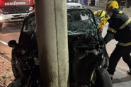 Mulher morre ao colidir carro contra poste em Rio do Sul