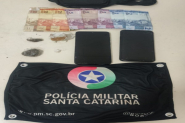 Traficantes s�o presos com drogas prontas para venda no Figueira, em Gaspar