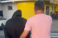 Homem que matou vizinho com tiro na cabe�a ap�s discuss�o por fezes de cachorro � preso em Blumenau