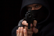 Bandidos trancam fam�lia em banheiro e roubam dinheiro, joias e carro no Gaspar Grande