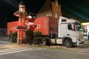 Carreta destrói pórtico 'cartão-postal' de Pomerode