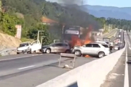 Uma pessoa morre e carros pegam fogo em grave acidente na BR-470, em Indaial