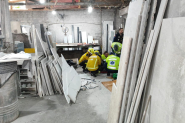 Chapas de m�rmore cedem e deixam trabalhadores com as pernas presas em empresa de Gaspar