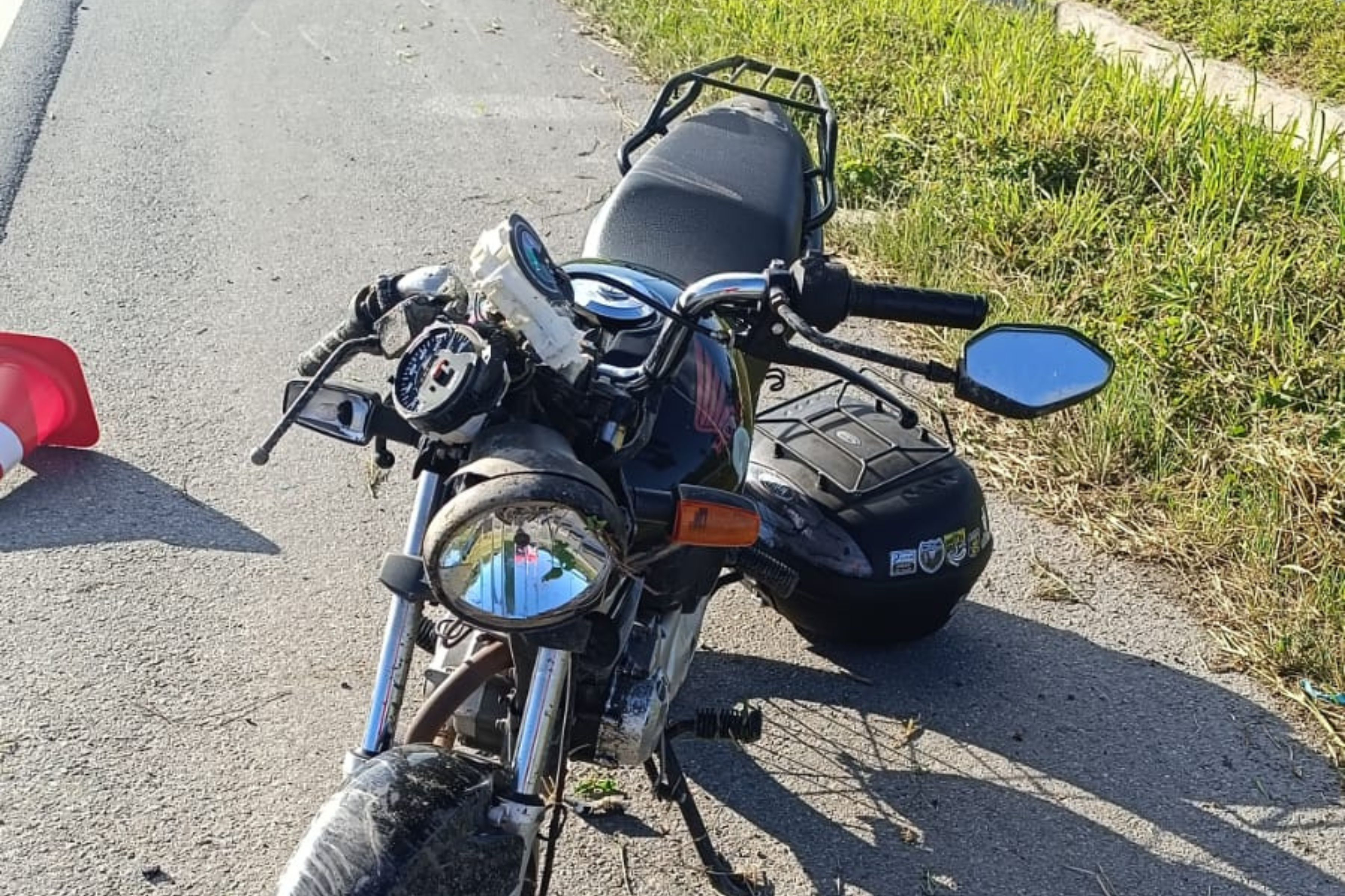 Queda de moto na BR-470 deixa mulher com dificuldade de respirar e homem com dor no ombro em Ilhota