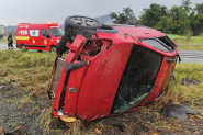 Capotamento deixa mulher ferida na BR-470, em Ilhota