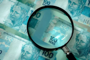 Homem � preso com 80 notas falsas de R$100 em Blumenau